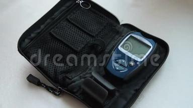 血糖仪和仪器在血糖测试后放置成箱